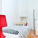 Avenue & Hostal *